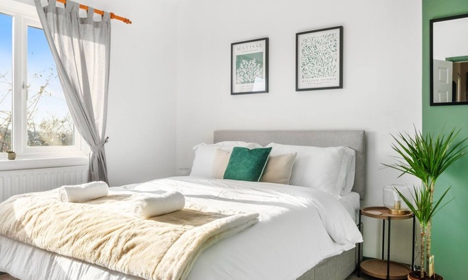 Nottingham House | The Quorn House - 3 bed home - sleeps 5 - high quality, spacious and convenient.