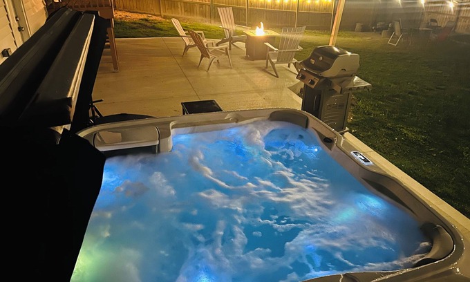 Des Moines House | The Rainbow lodge-Game room,Huge backyard, pool table 2 miles downtown