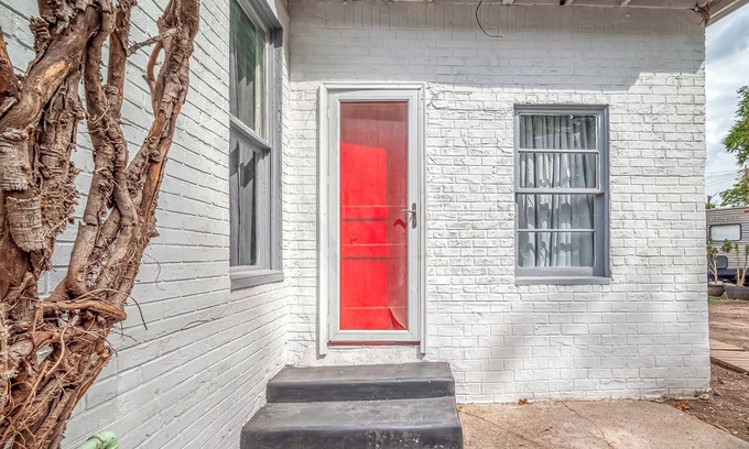 Washington Ave./ Memorial Park House | The Red Door - Charming 1-bdrm cottage in the very popular Washington corridor!