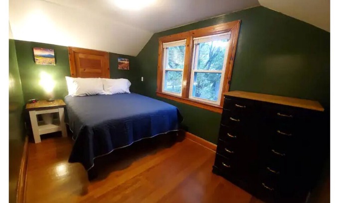 Staunton House | The Redhouse, off street parking, washer+dryer