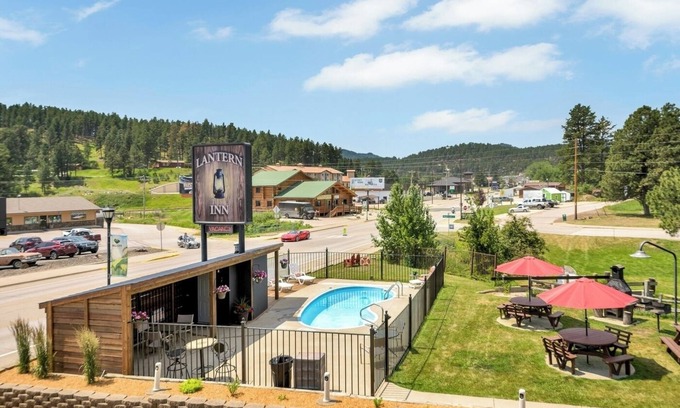 Hill City Hotel | The Relaxing Creekside