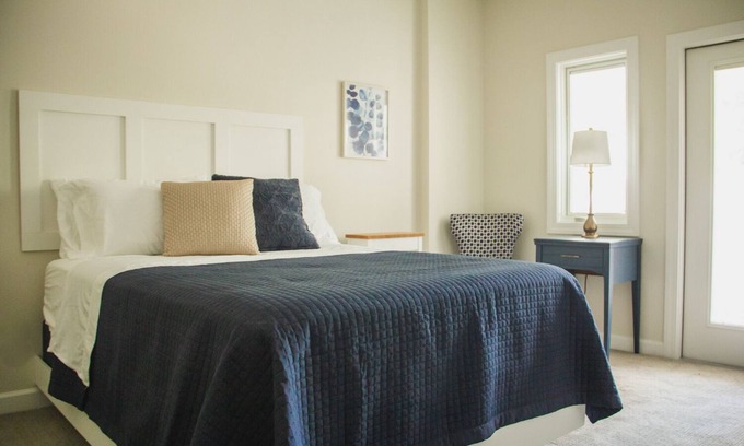 Paducah House | The Respite Boutique Hotel, Mockingbird B - Queen Suite