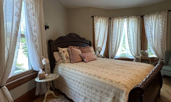 Baraboo House | “The Rest Is History” : Mary’s Room