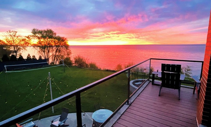 Racine House | The Retreat on Lake Michigan Spectacular 6 bd/4bth 4000 sqft