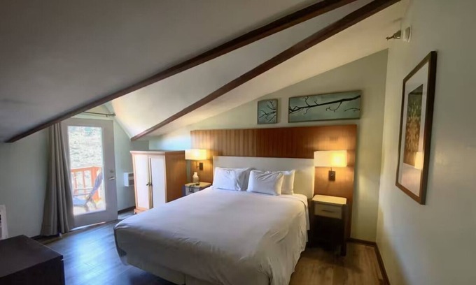 Mount Charleston Hotel | The Retreat on Charleston Peak, King Suite – Free Parking & Outdoor Fun