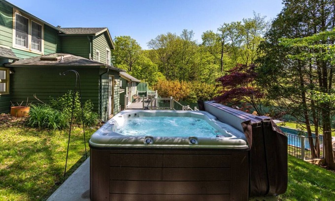 Saugerties House | The Ridge House: Hot Tub, Fireplace, WiFi, Deck