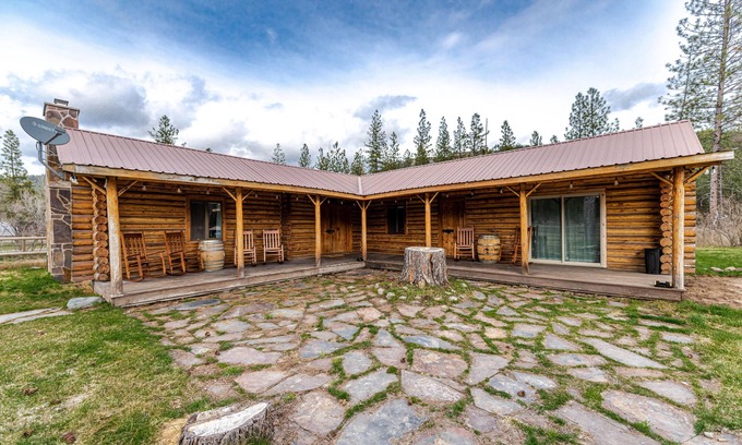Superior House | The River Runs Through It Ranch