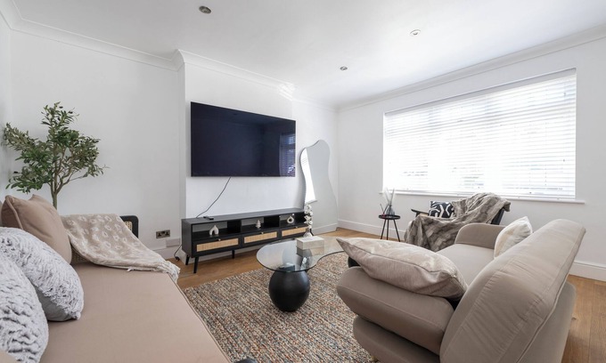 Pettits House | The Romford Oasis - Spacious 4 bedroom escape