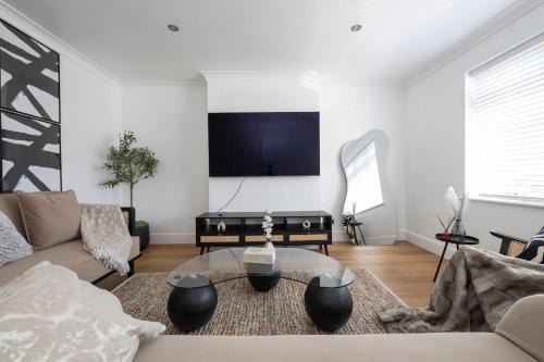 Pettits House | The Romford Oasis - Spacious 4 bedroom escape