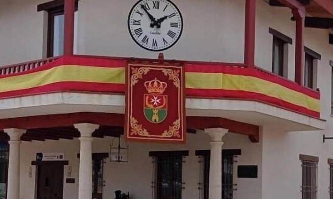 Puerto Lapice Ski Chalet | the rose bushes