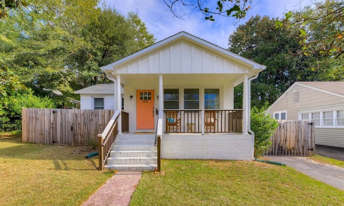 Rosewood House | The Rose Door Retreat w/Huge King Bedroom Suite