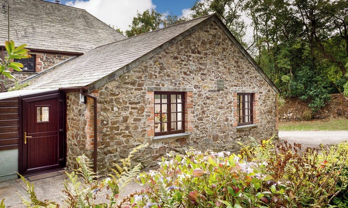 Brazzacott Cottage | THE ROUNDHOUSE, pet friendly, with open fire in Warbstow,