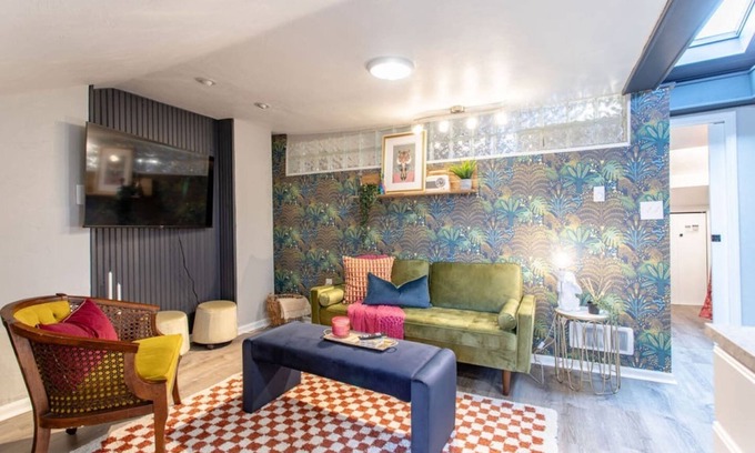 Bloomfield Apartment | The Roxy: Short/Long Term Stay | Park Off-St Free