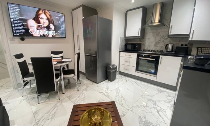 Townfield Apartment | THE ROYAL BOUTIQUE OXFORD LODGE by LONDON HEATHROW SLEEP 6