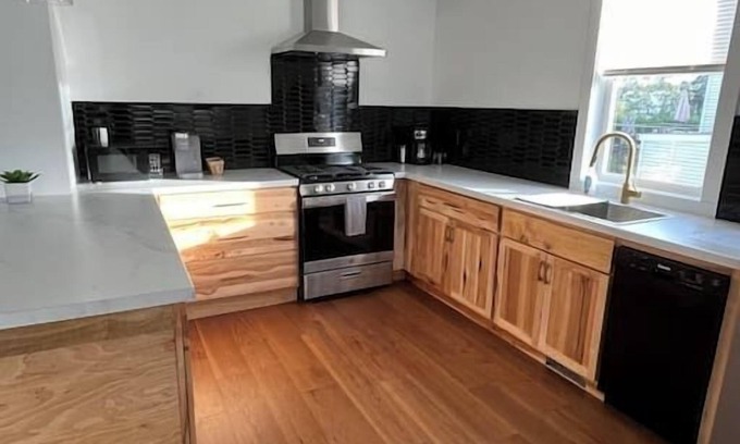 Laurium Apartment | The Royal Union w/king & queen bed