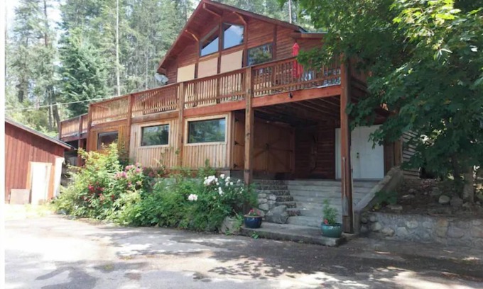 Central Kootenay House | The Rustic Retreat House on Kootenay Lake