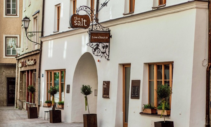 Hallein Apartment | the salt townhouse