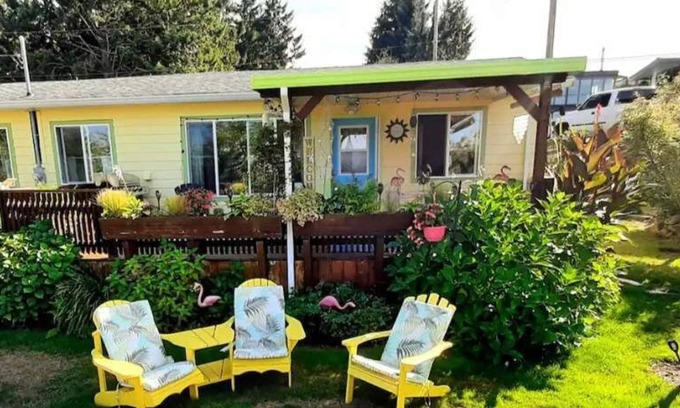 Chemainus House | The Salty Mermaid retreat~stunning ocean/mountain/sunset views ~dog friendly