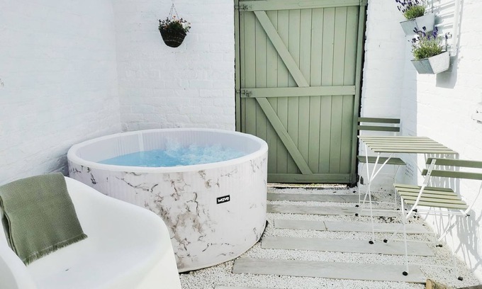 Scarborough House | The Salty Seagull (Pet Friendly+Jacuzzi)