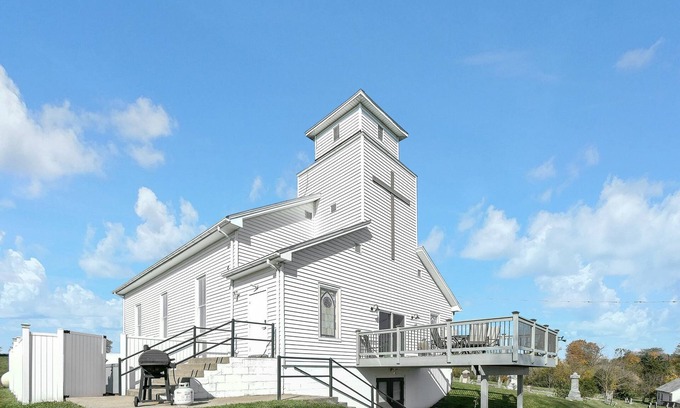 Hallsville Cabin | The Sanctuary (Near Tecumseh)
