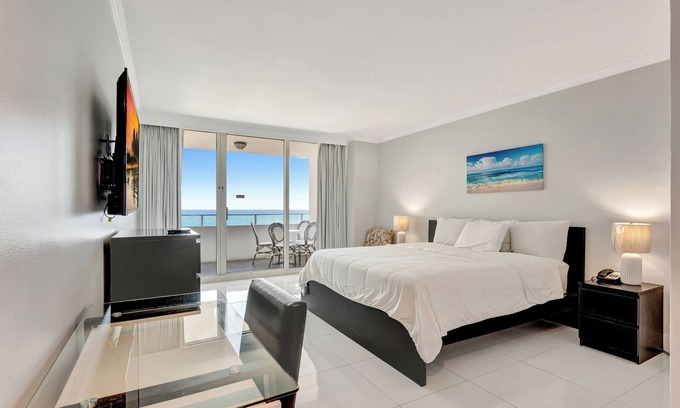 Galt Mile Apartment | The Sandbar Nook