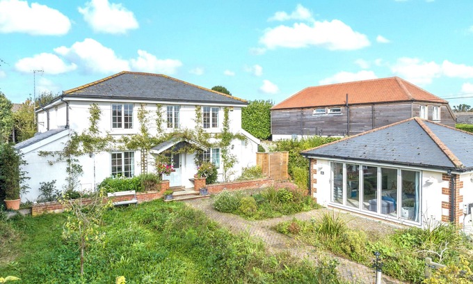 Hunston Apartment | The Shed at The White House is a dog friendly annexe, nestled in the picturesque village of Hunston.