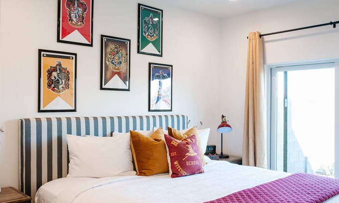 Washington Fields House | The Show House | Cinematic Mountain Views & Movie-Themed Getaway – Kid-Friendly!
