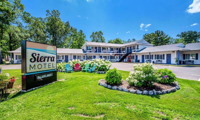 Traverse City Hotel | The Sierra Motel