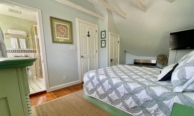St. Michaels Bed & Breakfast | The Snuggery Inn & Suites Sea Grass Room