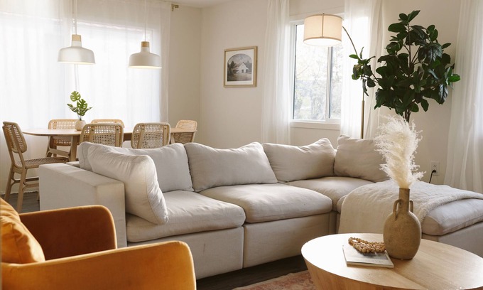 Fort St. John House | The Soleil HousenModern 3 Bedroom House + King Size Bed