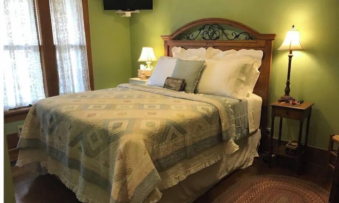 Hardy House | The Spring River Stonehouse Inn, Ben's Room