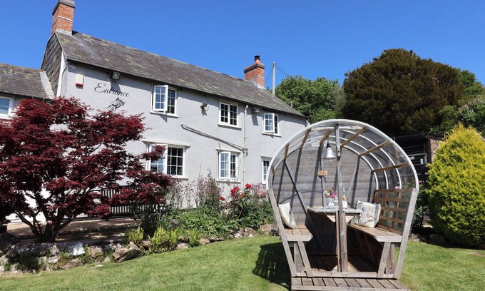 Askerswell Cottage | THE SPYWAY INN, romantic, with a garden in Bridport