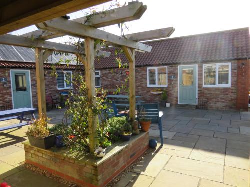 Bridlington House | The Stables At Eastmoor Farm Large Luxury 2 Bed Cottage with Big Family Bedroom Dog Friendly Secure Gardens and Free Parking Free WiFi