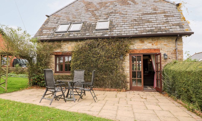 Sturminster Newton Cottage | THE STABLES, pet friendly, with a garden in Hazelbury Bryan