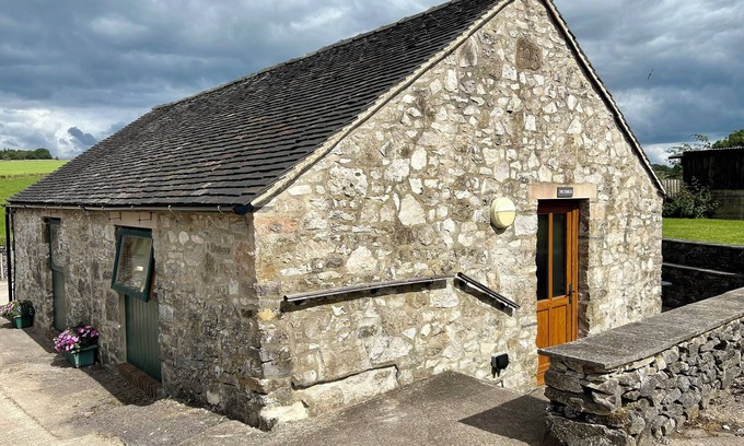Newton Grange Cottage | THE STABLES, with a garden in Ashbourne
