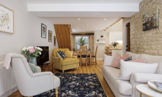 Stow-on-the-Wold Apartment | The Staircase - luxury dog friendly home in Stow on the Wold