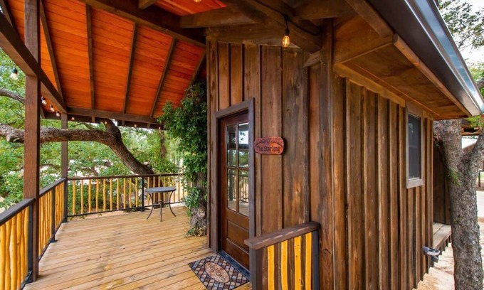 Elm Mott RV Rental | The Starling Treehouse 15 MIN to Magnolia & Baylor