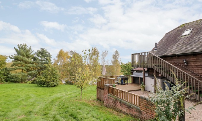 Clows Top Apartment | THE STILEHOUSE APARTMENT, with a garden in Menith Wood