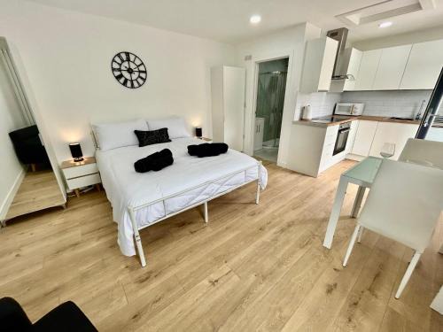 Hartshill Apartment | The Studio - Private Car Park with CCTV - Fast WiFi - Contractor Friendly - Nature & Wildlife Retreat for Business Stays or Relaxing Couples Getaways