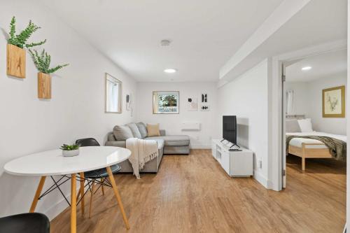 Sunnyside House | The Sunday Charming Private Suite in Calgary