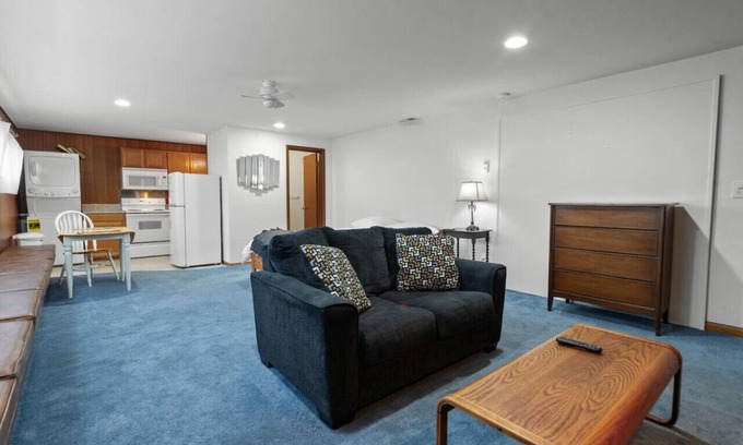Friendly Apartment | The Sunflower Studio:2.2 mi to UO/3.5 mi to Autzen
