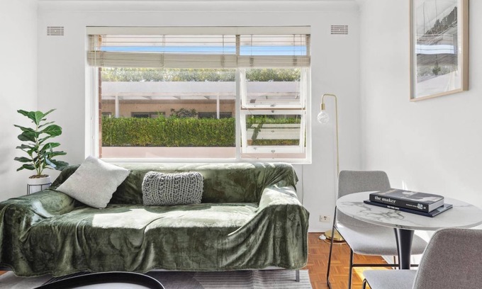 Mosman Apartment | The Sunlit Fern Minutes from Dining and Coastline