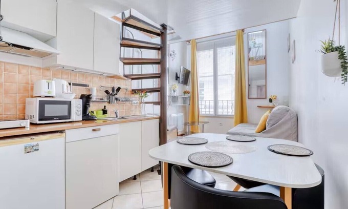 Village Apartment | The Sunny Suite, warm and modern!