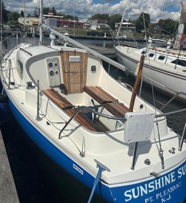 Rouses Point Boat Rental | The Sunshine boat