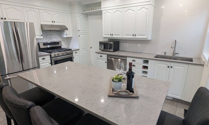 South Pandosy House | The Sunshine House | Near Beaches And Wineries!