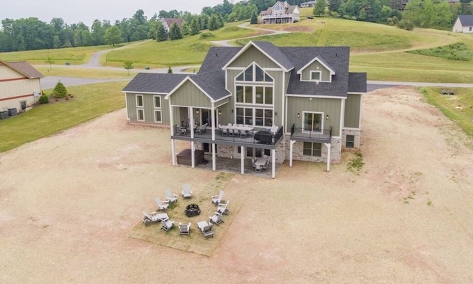 Waterfront Greens House | The Tippy Canoe - Luxurious 8BR - Indoor Pool & Hot Tub - Deep Creek Lake -