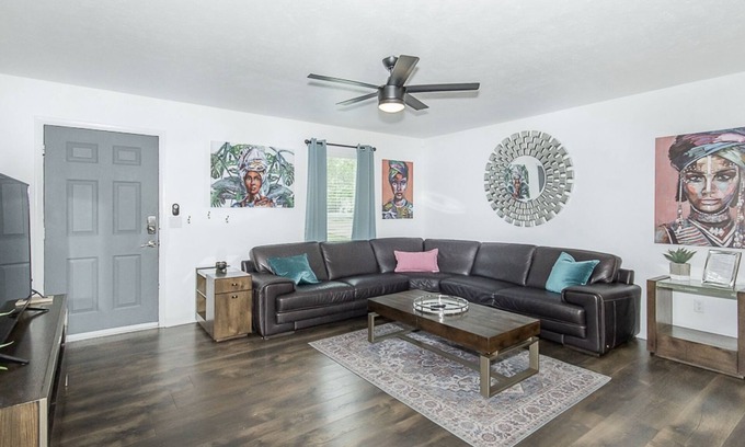 Clinton House | *THE TOTAL PACKAGE!*