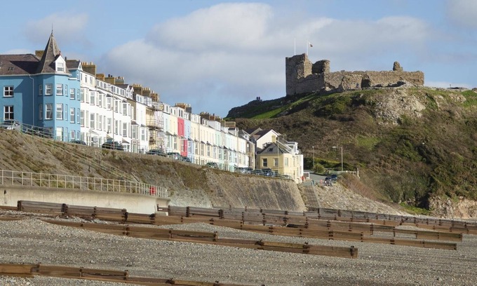 Criccieth Cottage | THE TOWERS - LLYN, family friendly in Criccieth