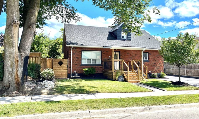 Brampton West House | THE URBAN HIDEAWAY | Spacious & Stunning 2-bedroom