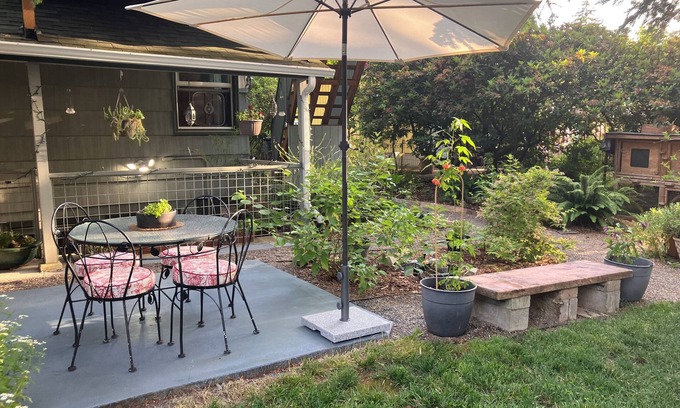 Ardenwald Apartment | The Urban Nature Hideaway - 1BR close-in private garden apartment